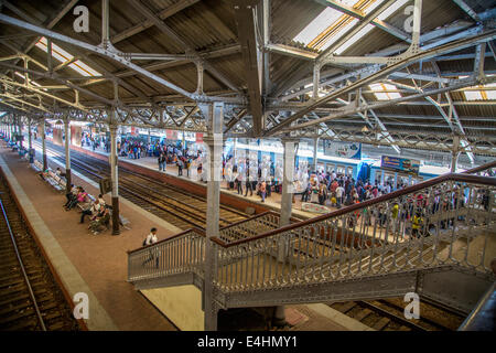 I passeggeri non identificato a Fort Stazione Ferroviaria di Colombo. Foto Stock