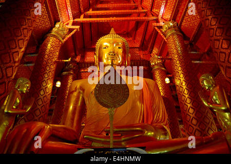 Immagine del Buddha a Wat Watpananchong, Ayuthaya, Thailandia una immagine del Buddha in Thailandia si riferisce tipicamente a tridimensionale di pietra, Foto Stock