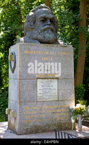 Tomba e la statua del filosofo Karl Marx, segnando il suo luogo di riposo nel cimitero di Highgate a Londra. Foto Stock