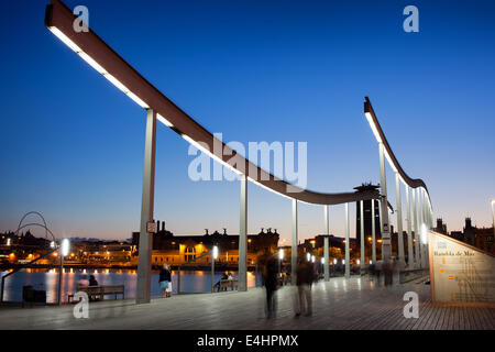 La Rambla de Mar di notte nel Port Vell di Barcellona, in Catalogna, Spagna. Foto Stock