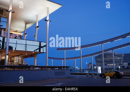 Centro commerciale Maremagnum e Rambla de Mar di notte, architettura moderna di Barcellona, in Catalogna, Spagna. Foto Stock