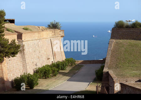 Castello di Montjuic fortificazione e mare mediterraneo di Barcellona, in Catalogna, Spagna. Foto Stock