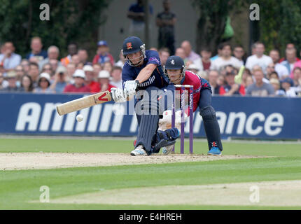 Colchester, Essex, Regno Unito. 12 Luglio, 2014. NatWest T20 Blast, Essex versus Kent Spitfires. Tom Westley spazza mentre alla battuta per Essex come wicket keeper Sam Billings guarda sul credito: Azione Plus sport/Alamy Live News Foto Stock