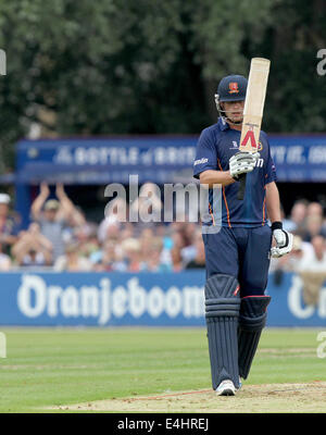 Colchester, Essex, Regno Unito. 12 Luglio, 2014. NatWest T20 Blast, Essex versus Kent Spitfires. Tom Westley festeggia i suoi cinquanta mentre alla battuta per Essex Credit: Azione Plus sport/Alamy Live News Foto Stock