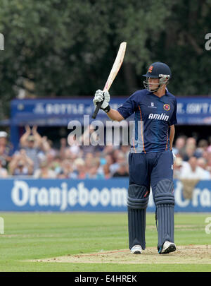 Colchester, Essex, Regno Unito. 12 Luglio, 2014. NatWest T20 Blast, Essex versus Kent Spitfires. Tom Westley festeggia i suoi cinquanta mentre alla battuta per Essex Credit: Azione Plus sport/Alamy Live News Foto Stock