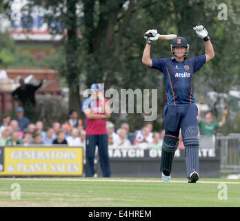 Colchester, Essex, Regno Unito. 12 Luglio, 2014. NatWest T20 Blast, Essex versus Kent Spitfires. Tom Westley celebra il suo secolo (100) mentre alla battuta per Essex Credit: Azione Plus sport/Alamy Live News Foto Stock