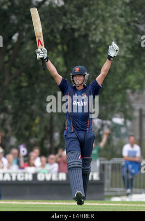 Colchester, Essex, Regno Unito. 12 Luglio, 2014. NatWest T20 Blast, Essex versus Kent Spitfires. Tom Westley celebra il suo secolo (100) mentre alla battuta per Essex Credit: Azione Plus sport/Alamy Live News Foto Stock