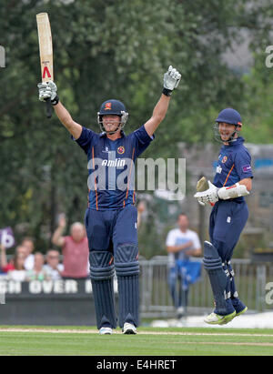 Colchester, Essex, Regno Unito. 12 Luglio, 2014. NatWest T20 Blast, Essex vs Kent Spitfires. Tom Westley celebra il suo secolo (100) mentre batting come James Foster guarda sul credito: Azione Plus sport/Alamy Live News Foto Stock