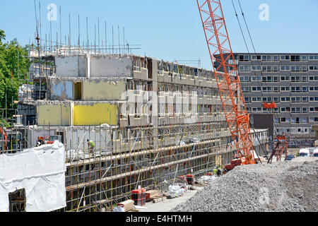 Obsolete abitazioni sociali in calcestruzzo prefabbricato sulla Heygate Estate che vengono demolite e sgombrate per lo sviluppo Southwark South London England Foto Stock