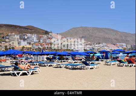 Prendere il sole sulla spiaggia Playa de las vistas da Playa de las Americas Tenerife Foto Stock