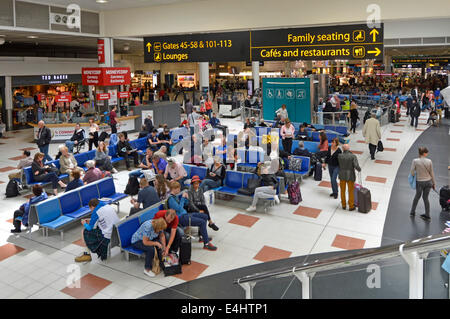 Aeroporto Gatwick di Londra, terminal nord, area con posti a sedere per famiglie e caffetterie, ristoranti cartelli per le partenze e atrio per lo shopping Crawley West Sussex, Inghilterra Foto Stock