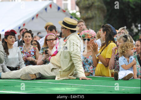 Bedford Square, Londra, Regno Unito. 12 luglio 2014. Tipico stile sartoriale in mostra all'Olimpiade di CHAP. Credito: Matteo Chattle/Alamy Live News Foto Stock