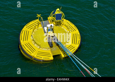 Close up vista aerea di navi cime ormeggio detenute da rilascio rapido su ganci Floatex boa galleggiante ancorato al letto del mare Foto Stock