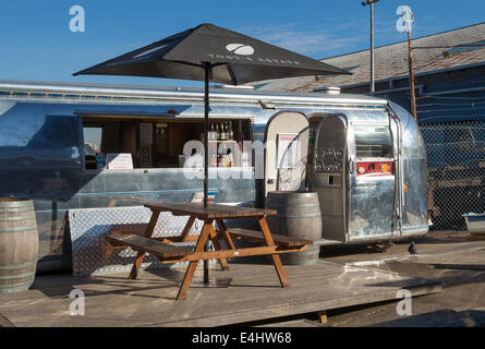 Un Airstream vintage caravan o rimorchio ora convertito in un cafe Foto Stock