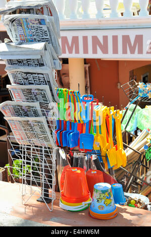 Giornali e giocattoli da spiaggia display, Tenerife Foto Stock
