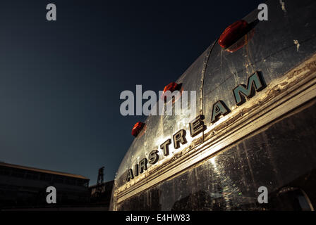 Un Airstream vintage caravan o rimorchio ora convertito in un cafe Foto Stock