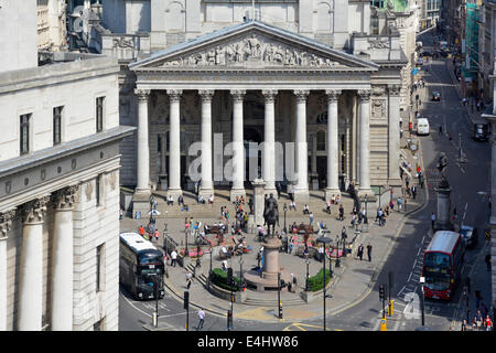 Vista aerea, storico edificio colonnato del Royal Exchange tra Cornhill e Threadneedle Street all'incrocio di Bank Road City of London Inghilterra Regno Unito Foto Stock