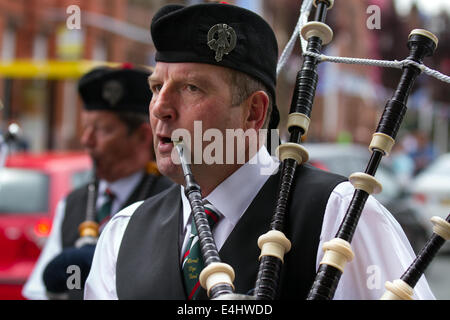 Scottish Piper a West Kirkby, Wirral, Regno Unito 12 luglio, 2014. Wirral Pipe Band a suonare all'Open Golf grande parata di benvenuto. Foto Stock