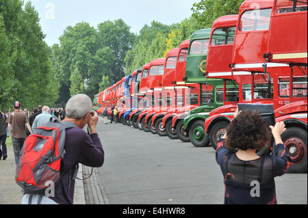 Finsbury Park, London, Regno Unito. 12 luglio 2014. Il bus spotter godetevi l'autobus Routemaster Festival di Finsbury Park, con 100 autobus sul display celebra il Routemaster Associazione Diamante del Giubileo. Credito: Matteo Chattle/Alamy Live News Foto Stock