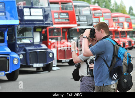Finsbury Park, London, Regno Unito. 12 luglio 2014. Il bus spotter godetevi l'autobus Routemaster Festival di Finsbury Park, con 100 autobus sul display celebra il Routemaster Associazione Diamante del Giubileo. Credito: Matteo Chattle/Alamy Live News Foto Stock