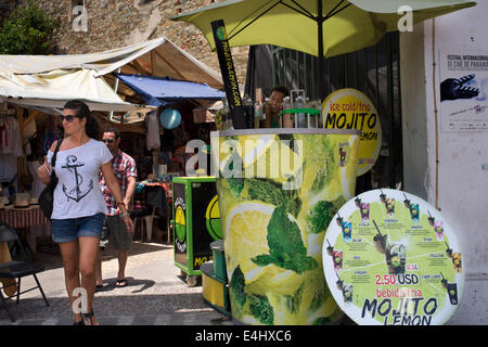 Snack bar di mojitos (Mojito limone) al di fuori del mercato di artigianato nella vecchia città di Panama, Panama America centrale. Una donna al di fuori di o Foto Stock
