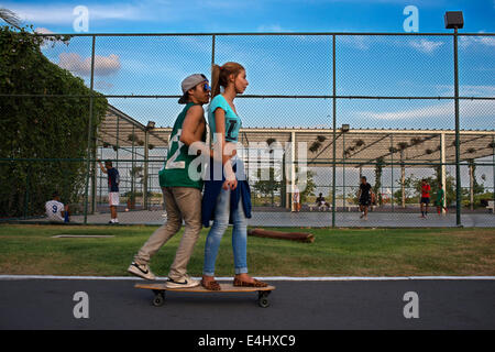 Gli amanti dei pattinatori di adolescenti in zona verde nella cinta Costera Oceano Pacifico circonvallazione costiera Bahia de Panama parco lineare seawall skylin Foto Stock