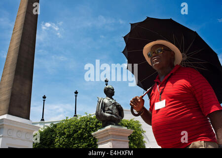 Un uomo a piedi intorno all Obelisco con il francese gallo sulla Plaza de Francia Square nella Città di Panama, Panama America centrale. Francese Foto Stock