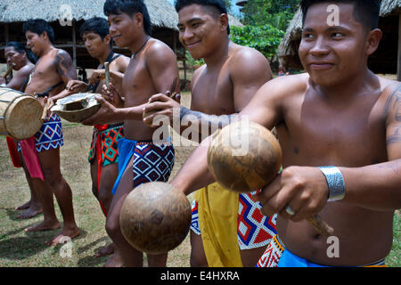 Musica e ballo nel villaggio dei nativi Indiani della tribù Embera, Embera Village, Panama. Panama Embera persone villaggio indiano Foto Stock