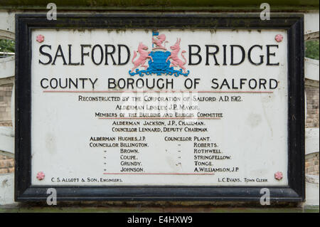 Marcatura di placca la ricostruzione di Salford /Ponte Palatino / approccio cattedrale passando sul fiume Irwell / Manchester Ship Canal Foto Stock
