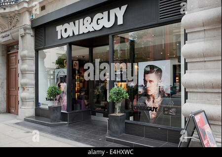 Il negozio la vetrina di un ramo di Toni & Guy parrucchieri di Deansgate Manchester, UK. Foto Stock