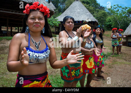 Musica e ballo nel villaggio dei nativi Indiani della tribù Embera, Embera Village, Panama. Panama Embera persone villaggio indiano Foto Stock