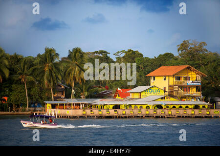 Panama Bocas del Toro iconico vista delle barche e arcipelago. Aqua lounge Hostel and Bar Isla Carenero. Bocas del Toro è i capi Foto Stock