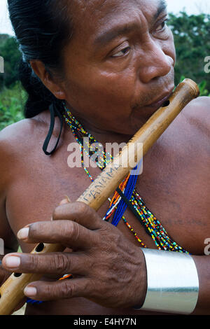 Musica e ballo nel villaggio dei nativi Indiani della tribù Embera, Embera Village, Panama. Panama Embera persone villaggio indiano Foto Stock