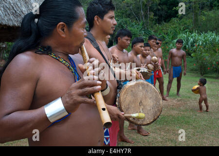 Musica e ballo nel villaggio dei nativi Indiani della tribù Embera, Embera Village, Panama. Panama Embera persone villaggio indiano Foto Stock