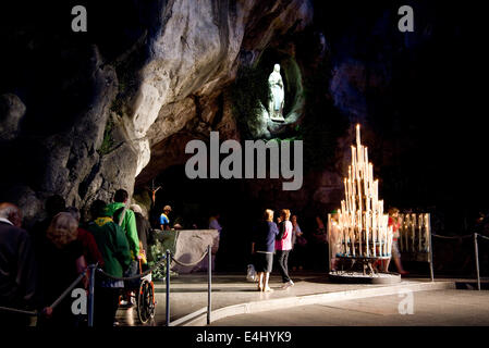 La statua della Vergine Maria nella grotta di Lourdes Foto Stock