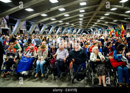 Domenica la messa internazionale presso la Basilica di San Pio X a Lourdes Foto Stock