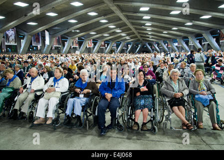 Domenica la messa internazionale presso la Basilica di San Pio X a Lourdes Foto Stock