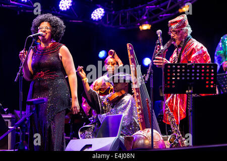 Lugano - Svizzera. 11 luglio 2014. La American jazz band SUN RA CENTENNIAL SOGNO ARKESTRA suona dal vivo in Piazza della Riforma durante il 'l'Estival Jazz di Lugano 2014' Credito: Rodolfo Sassano/Alamy Live News Foto Stock