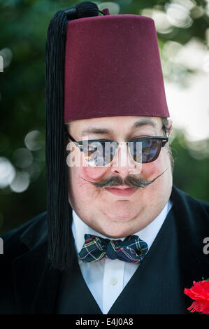Bedford Square, Bloomsbury, Londra, 19 aprile 2014. Un chap indossando un fez per celebrare il decimo anniversario dell'Olimpiade di CHAP. Fotografo; Gordon Scammell/Alamy Live News Foto Stock