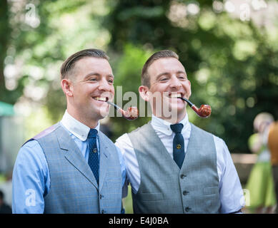 Bedford Square, Bloomsbury, Londra, 19 aprile 2014. Giacomo e Filippo Reddy, gemelli, ha viaggiato per tutto il tragitto da Liverpool per partecipare al decimo anniversario celebrazioni dell'Olimpiade di CHAP. Fotografo; Gordon Scammell/Alamy Live News Foto Stock