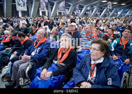 Domenica la messa internazionale presso la Basilica di San Pio X a Lourdes Foto Stock