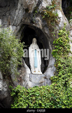 La statua della Vergine Maria nella grotta di Lourdes Foto Stock