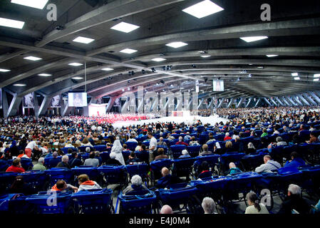 Domenica la messa internazionale presso la Basilica di San Pio X a Lourdes Foto Stock