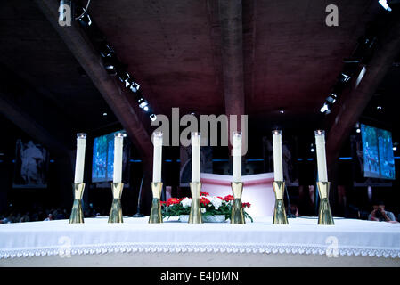 Domenica la messa internazionale presso la Basilica di San Pio X a Lourdes Foto Stock