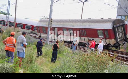 Kalojanovec, Bulgaria. 12 Luglio, 2014. Il bulgaro degli ufficiali di polizia e gli investigatori frequentare vicino stazione crash nei pressi del villaggio di Kalojanovec est della capitale bulgara Sofia, sabato di luglio, 12, 2014. Un uomo è morto dopo un viaggio in treno da Sofia a Varna deragliato vicino alla centrale di Villaggio bulgaro di Kalojanovec Sabato, 15:17 EEST (13:17 GMT).La vittima era il treno del driver.Quindici pasengers sono rimasti feriti e due di esse in una condizione critica, le autorità dicono.Foto di: Petar Petrov/Impatto Premere Gruppo/NurPhoto Credito: Petar Petrov/NurPhoto/ZUMA filo/Alamy Live News Foto Stock