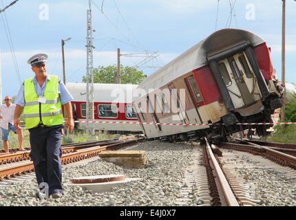 Kalojanovec, Bulgaria. 12 Luglio, 2014. Il bulgaro degli ufficiali di polizia e gli investigatori frequentare vicino stazione crash nei pressi del villaggio di Kalojanovec est della capitale bulgara Sofia, sabato di luglio, 12, 2014. Un uomo è morto dopo un viaggio in treno da Sofia a Varna deragliato vicino alla centrale di Villaggio bulgaro di Kalojanovec Sabato, 15:17 EEST (13:17 GMT).La vittima era il treno del driver.Quindici pasengers sono rimasti feriti e due di esse in una condizione critica, le autorità dicono.Foto di: Petar Petrov/Impatto Premere Gruppo/NurPhoto Credito: Petar Petrov/NurPhoto/ZUMA filo/Alamy Live News Foto Stock