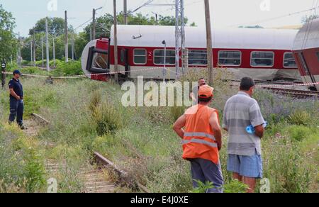 Kalojanovec, Bulgaria. 12 Luglio, 2014. Il bulgaro degli ufficiali di polizia e gli investigatori frequentare vicino stazione crash nei pressi del villaggio di Kalojanovec est della capitale bulgara Sofia, sabato di luglio, 12, 2014. Un uomo è morto dopo un viaggio in treno da Sofia a Varna deragliato vicino alla centrale di Villaggio bulgaro di Kalojanovec Sabato, 15:17 EEST (13:17 GMT).La vittima era il treno del driver.Quindici pasengers sono rimasti feriti e due di esse in una condizione critica, le autorità dicono.Foto di: Petar Petrov/Impatto Premere Gruppo/NurPhoto Credito: Petar Petrov/NurPhoto/ZUMA filo/Alamy Live News Foto Stock