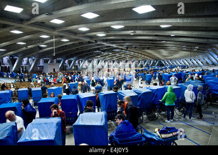 Domenica la messa internazionale presso la Basilica di San Pio X a Lourdes Foto Stock