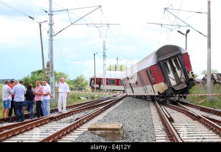 Kalojanovec, Bulgaria. 12 Luglio, 2014. Il bulgaro degli ufficiali di polizia e gli investigatori frequentare vicino stazione crash nei pressi del villaggio di Kalojanovec est della capitale bulgara Sofia, sabato di luglio, 12, 2014. Un uomo è morto dopo un viaggio in treno da Sofia a Varna deragliato vicino alla centrale di Villaggio bulgaro di Kalojanovec Sabato, 15:17 EEST (13:17 GMT).La vittima era il treno del driver.Quindici pasengers sono rimasti feriti e due di esse in una condizione critica, le autorità dicono.Foto di: Petar Petrov/Impatto Premere Gruppo/NurPhoto Credito: Petar Petrov/NurPhoto/ZUMA filo/Alamy Live News Foto Stock