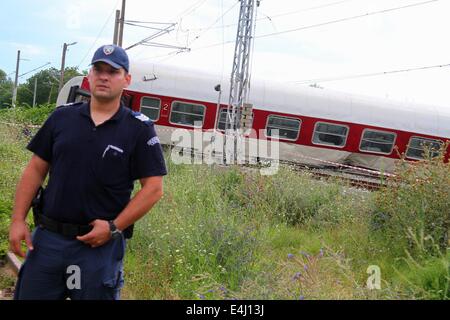 Kalojanovec, Bulgaria. 12 Luglio, 2014. Il bulgaro degli ufficiali di polizia e gli investigatori frequentare vicino stazione crash nei pressi del villaggio di Kalojanovec est della capitale bulgara Sofia, sabato di luglio, 12, 2014. Un uomo è morto dopo un viaggio in treno da Sofia a Varna deragliato vicino alla centrale di Villaggio bulgaro di Kalojanovec Sabato, 15:17 EEST (13:17 GMT).La vittima era il treno del driver.Quindici pasengers sono rimasti feriti e due di esse in una condizione critica, le autorità dicono.Foto di: Petar Petrov/Impatto Premere Gruppo/NurPhoto Credito: Petar Petrov/NurPhoto/ZUMA filo/Alamy Live News Foto Stock